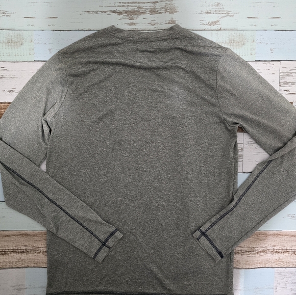 Toronto Maple Leafs Long Sleeve Shirt. 100% Polyester. Dry Fit (US Medium 38/40) - Picture 3 of 5